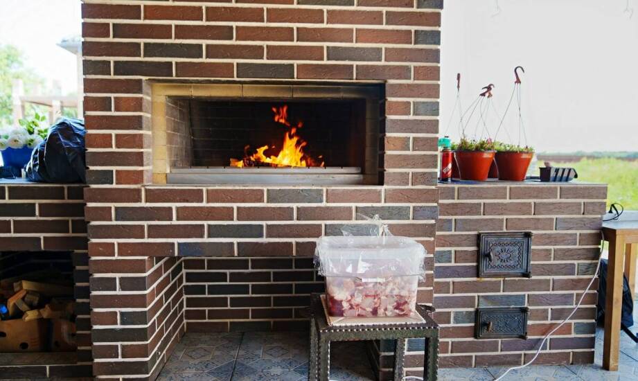 Wędzarnia ze starej cegły jako element dekoracyjny w ogrodzie