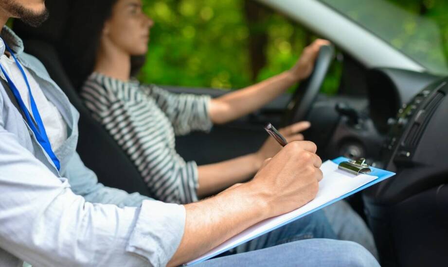 Jakie są różnice między kategorią B a innymi kategoriami prawa jazdy?