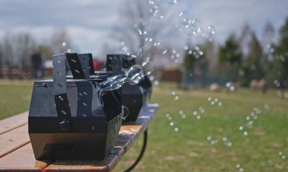 Zalety wykorzystania wytwornicy baniek z dymem na wydarzeniach dla dzieci