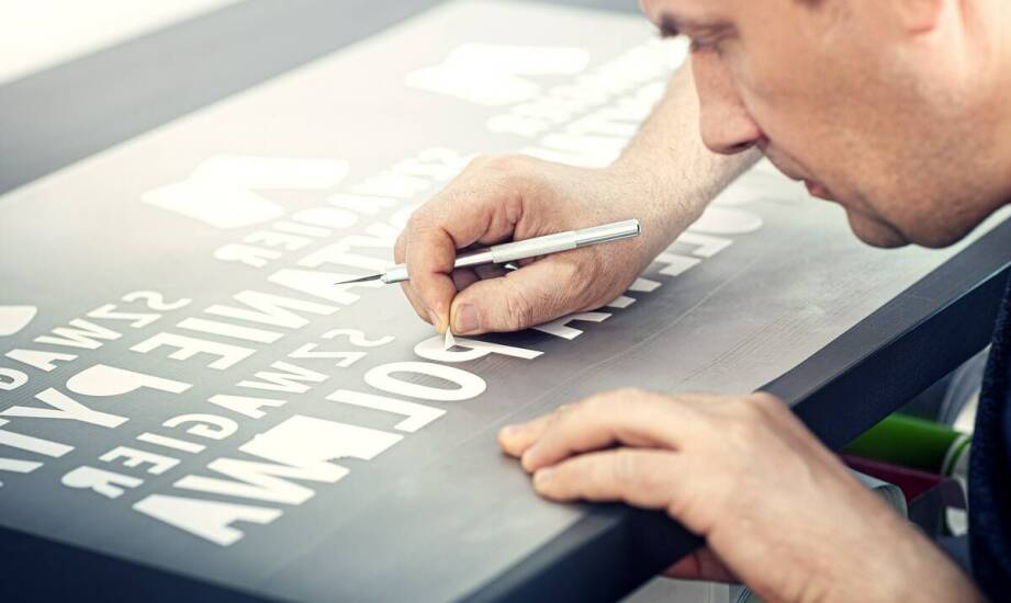 Jak formowanie plexi wpływa na produkcję nowoczesnych tablic informacyjnych?