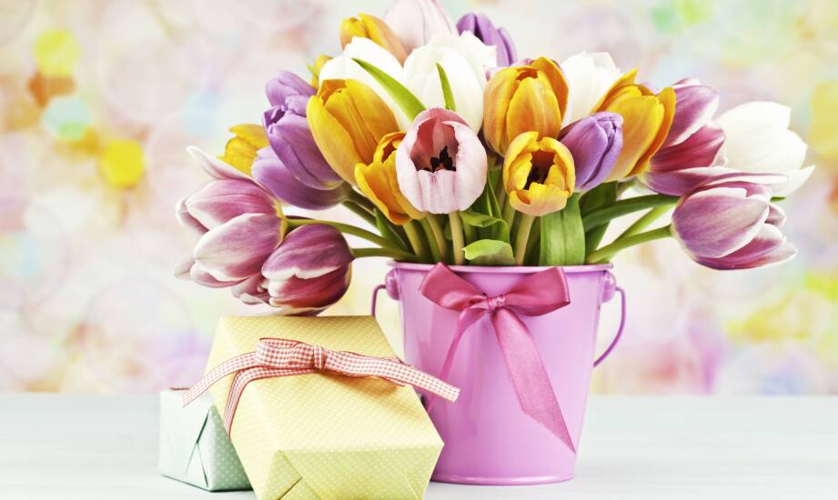Upominki dołączane do kwiatów – jak wybrać odpowiednie na różne okazje?