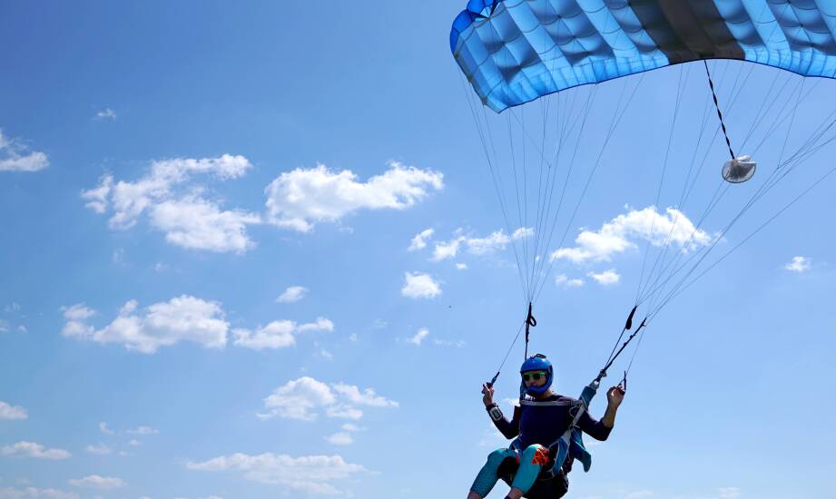 Nowoczesne samoloty turbinowe: Bezpieczne podniebne przygody w skokach spadochronowych