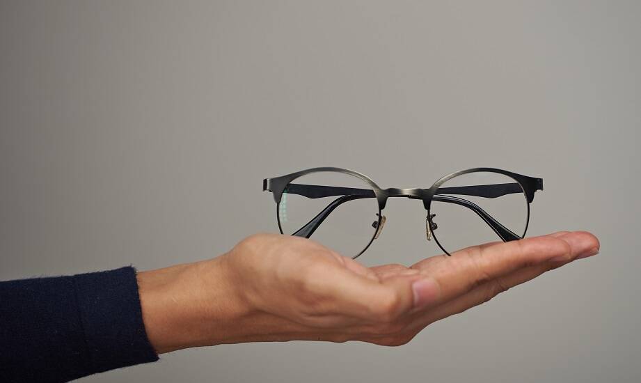 Jak odpowiednio dbać o swoje okulary korekcyjne, aby służyły dłużej?