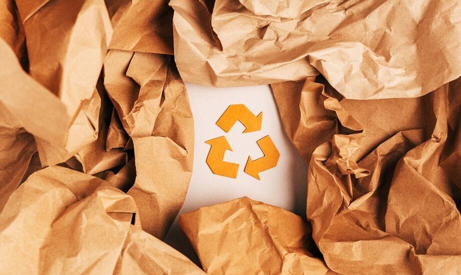 Jak produkcja papieru z makulatury wpływa na emisję CO2?