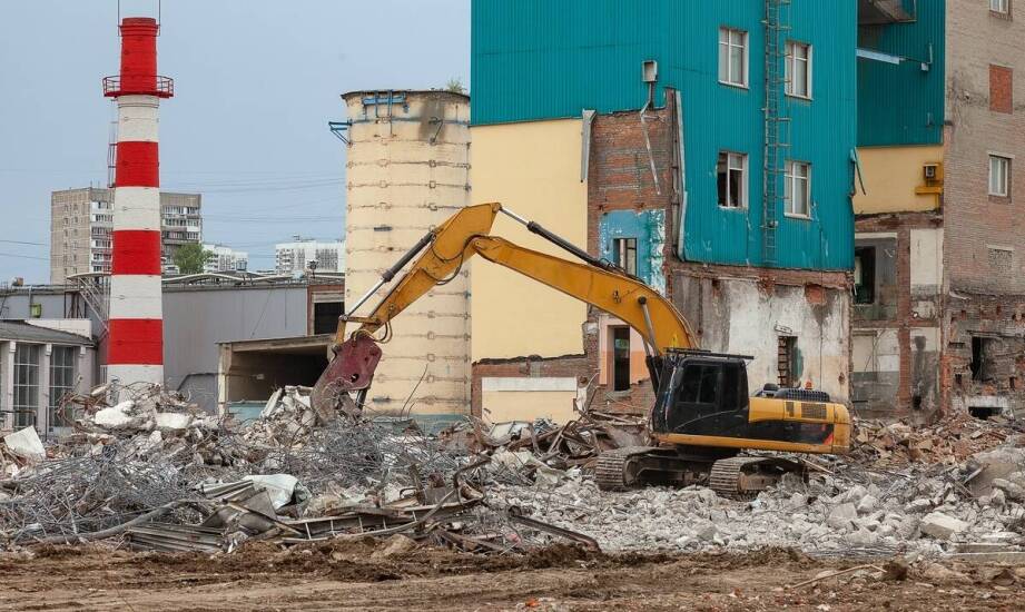 Profesjonalne rozbiórki budynków z zastosowaniem koparko-ładowarki