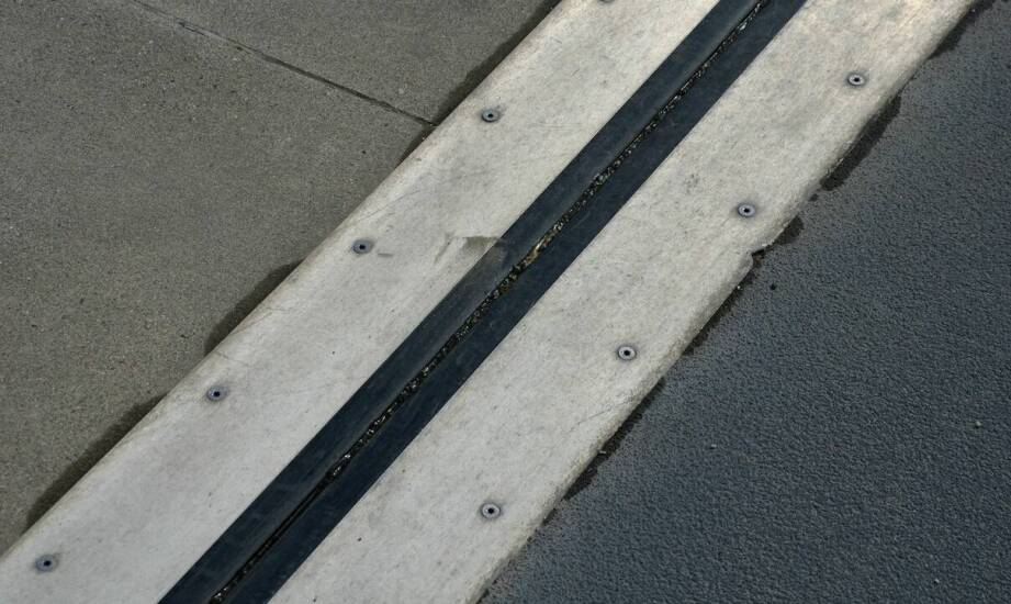 Jakie są najczęstsze błędy przy projektowaniu obudowy kanałów melioracyjnych?