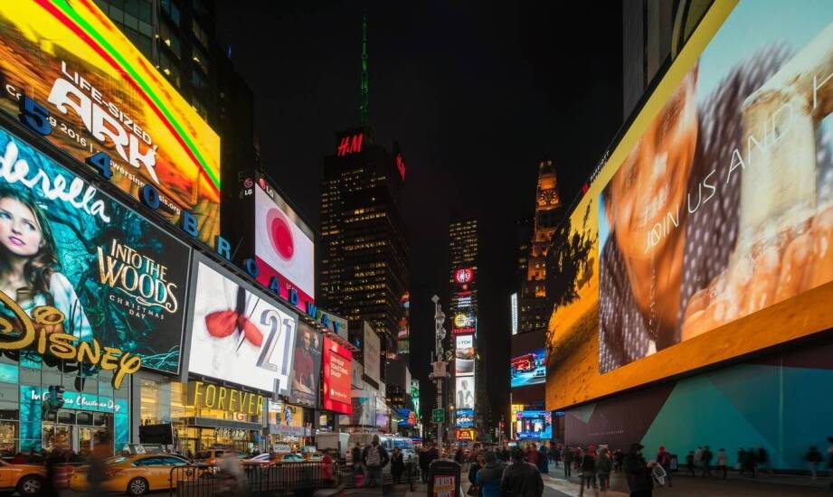 Jak oświetlenie LED wpływa na skuteczność reklamy świetlnej?