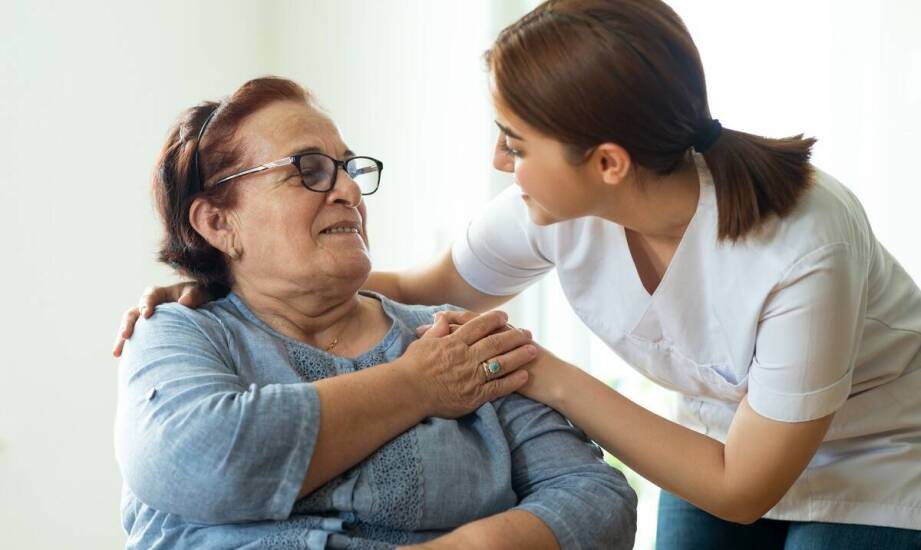 Jakie są kluczowe elementy opieki nad osobami przewlekle chorymi w domu seniora?