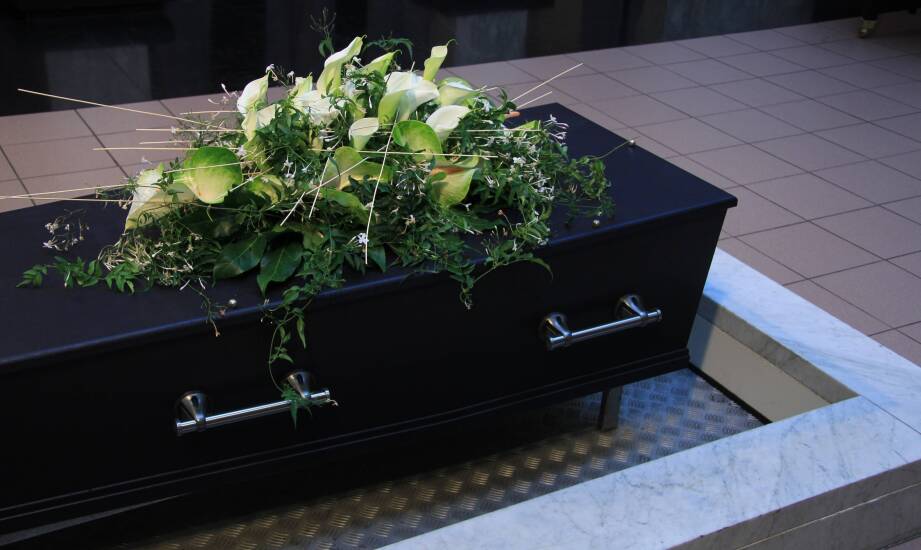 Jakie są kluczowe aspekty organizacji świeckiej ceremonii pogrzebowej?