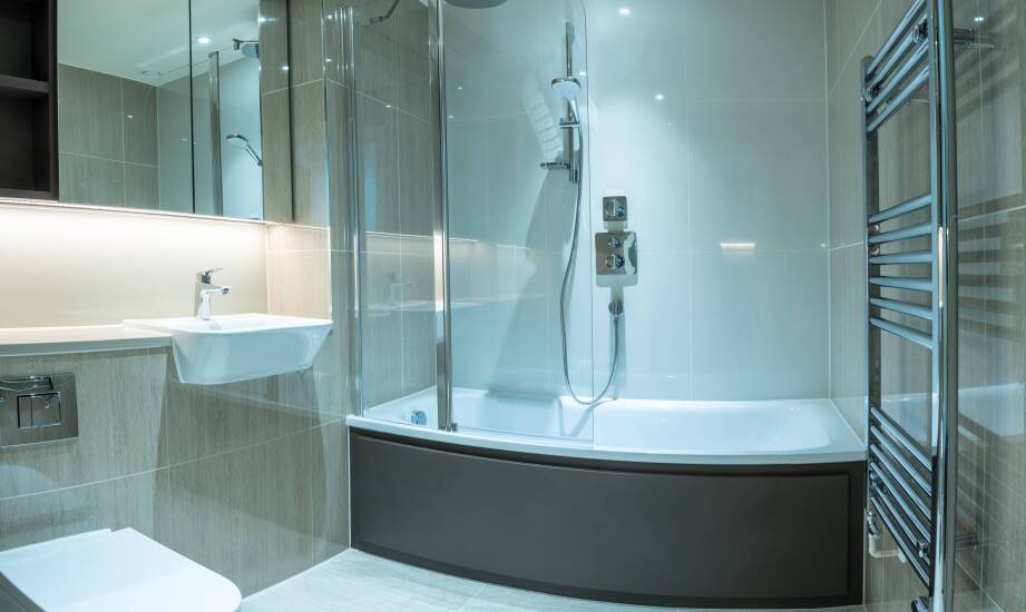 Jakie rozwiązania oferują szklane nadstawki nad wanny dla nowoczesnych łazienek?
