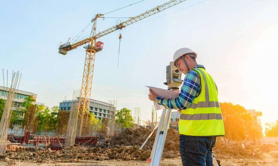 Jakie są kluczowe aspekty wytyczania granic działki przed budową?