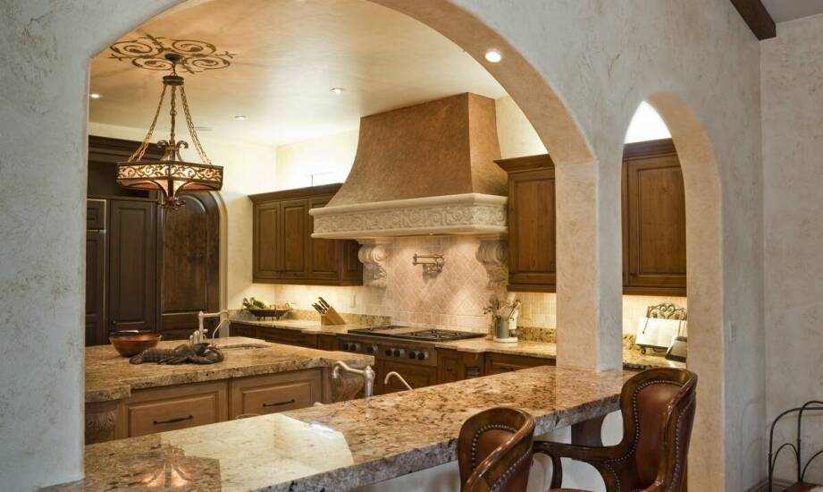 Rzeźbione detale w regałach kolonialnych – sztuka i funkcjonalność w jednym