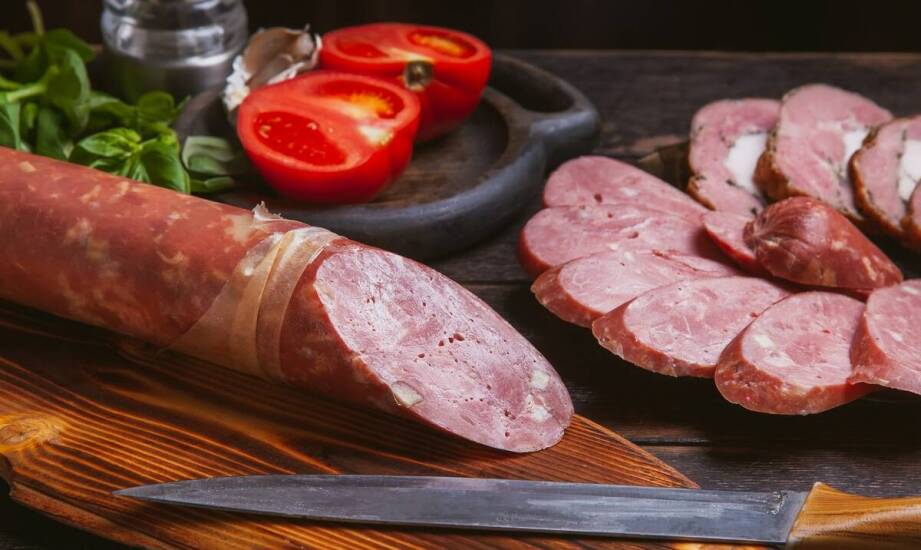 Jak przyprawy wpływają na smak i aromat wędlin bez dodatków chemicznych?