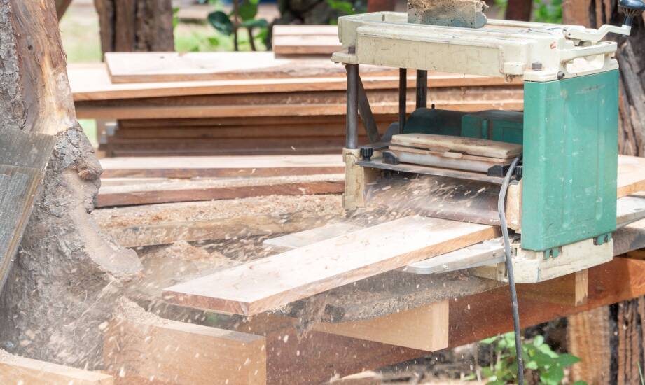 Korzyści z użycia maszyn do szlifowania drewna w produkcji mebli