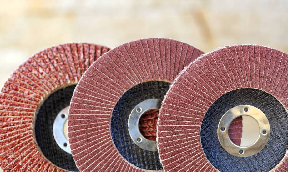 Poradnik: Dobór ściernic listkowych do szlifowania surowego drewna