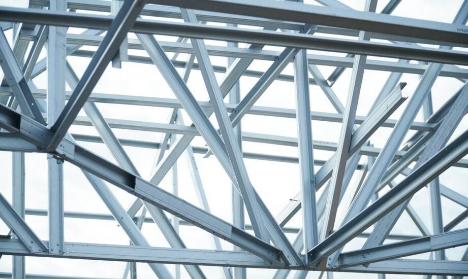 Korzyści z użycia kratek stalowych w projektach pomostów i mostków
