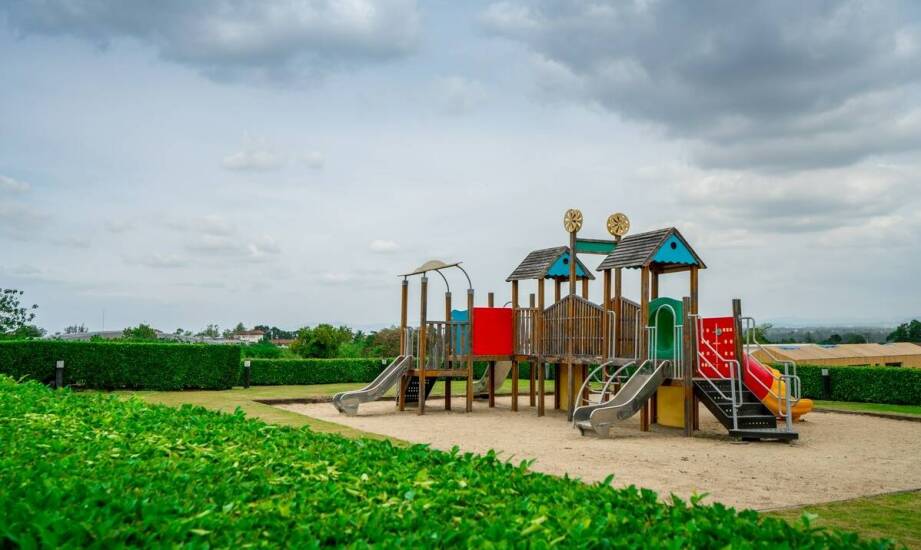 Jakie są kluczowe elementy utrzymania profesjonalnych placów zabaw w dobrym stanie?