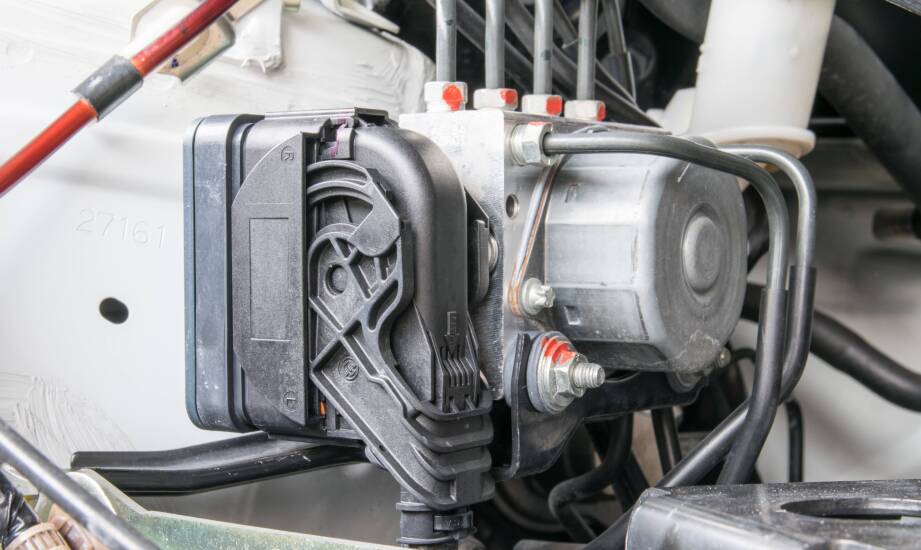 Jaki jest pierwszy objaw uszkodzonej pompy ABS?