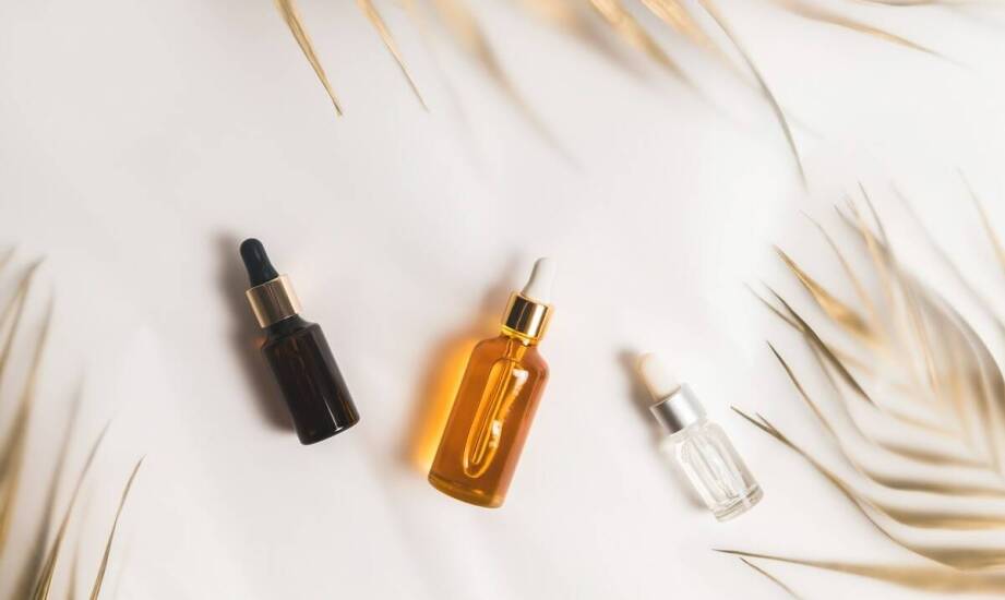 Jaki naturalny olejek eteryczny sprawdza się w pielęgnacji skóry?