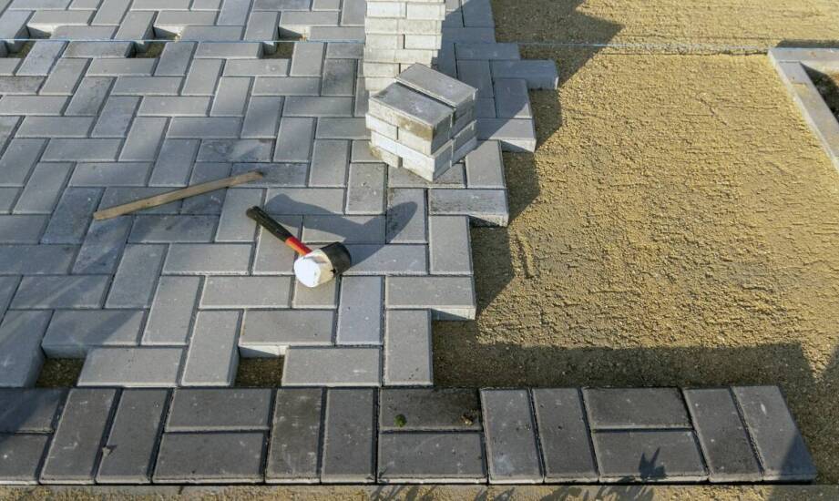 Jakie znaczenie ma wybór materiałów dla ostatecznego kosztu układania kostki?