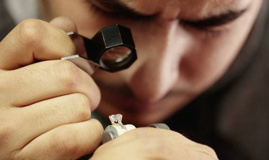 Jakie są standardy wyceny diamentów przy wydawaniu certyfikatów?