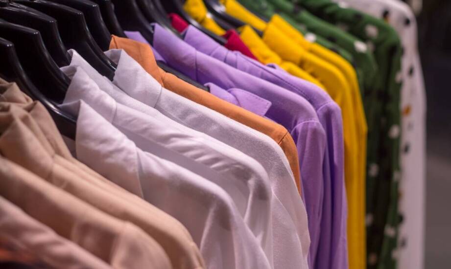 Jakie modele garniturów są idealne na casualowe wyjścia?