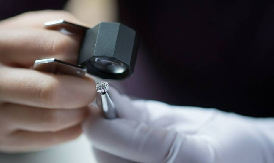 Jakie czynniki uwzględnia komis jubilerski przy wycenie kolczyków?