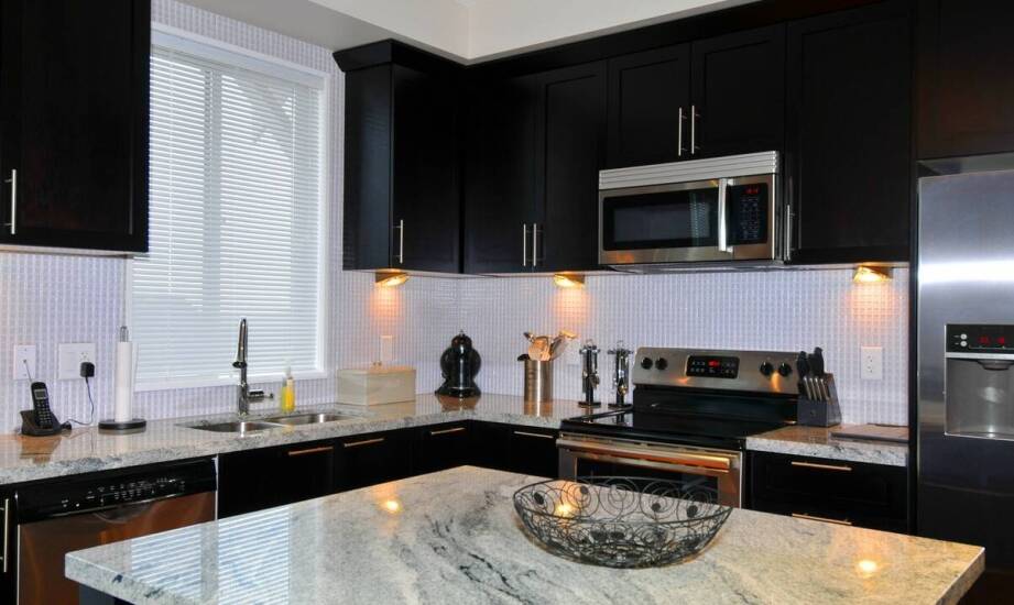 Blaty granitowe w kuchniach otwartych na salon - styl i funkcjonalność