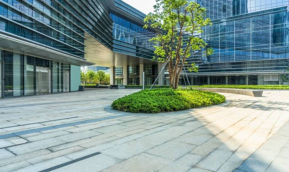 Jak pielęgnacja terenów zielonych wokół galerii wpływa na jej wizerunek?