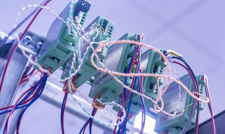 Czy bateria alkaliczna jest odpowiednia do zasilania czujników bezpieczeństwa?