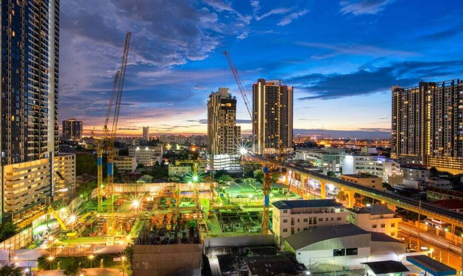 Elektryczne dźwigi samojezdne – przyszłość branży budowlanej w Warszawie