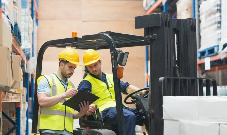 Praktyczne ćwiczenia na kursie wózków widłowych – czego się nauczysz?