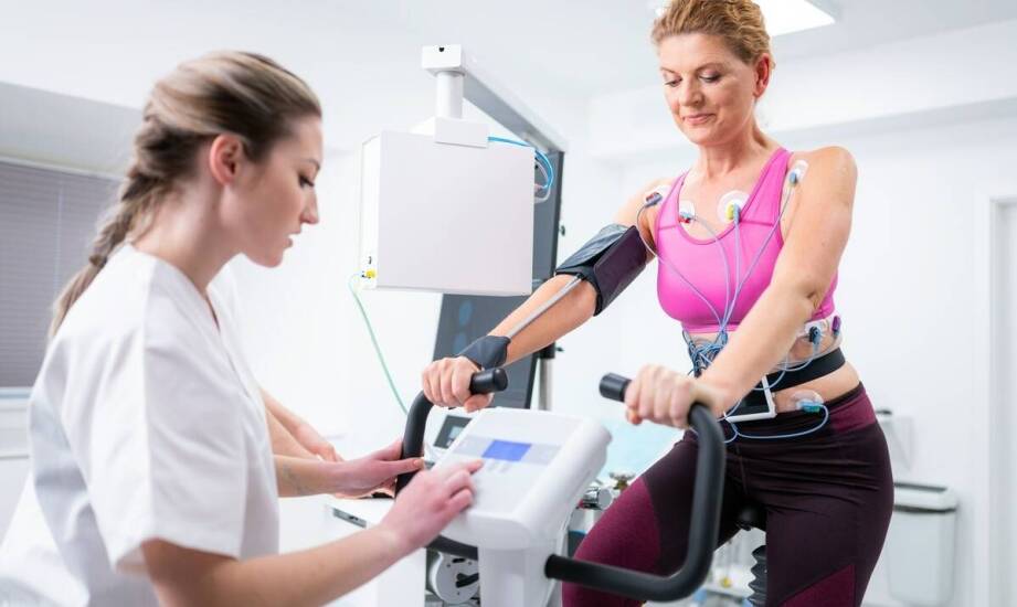 Zalety wynajmu sprzętu rehabilitacyjnego z dowozem do domu