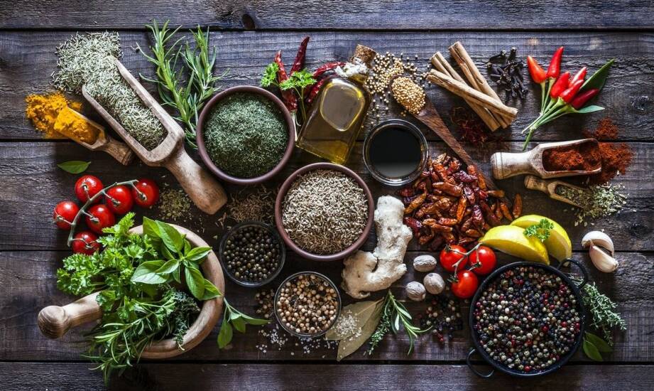 Jak zioła dostępne w sklepach internetowych mogą wspomagać odchudzanie?