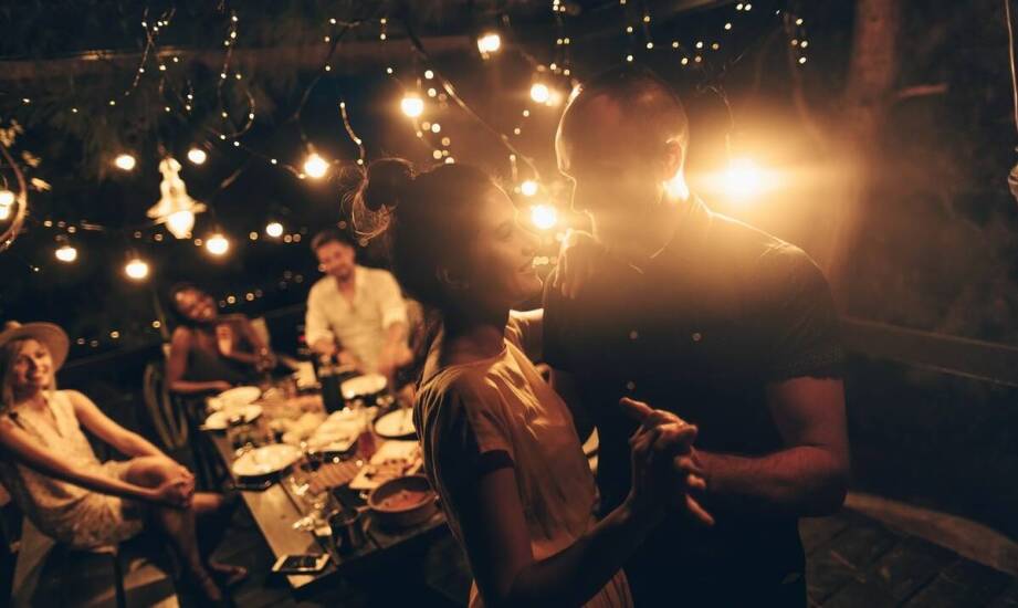 Zalety korzystania z profesjonalnego oświetlenia zewnętrznego na eventach