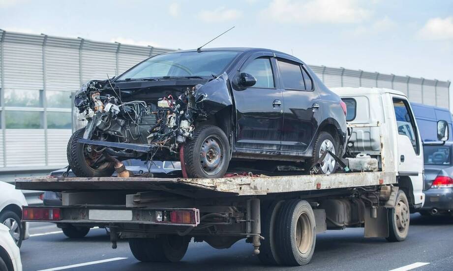 Kiedy i dlaczego warto skorzystać z profesjonalnego holowania samochodu?