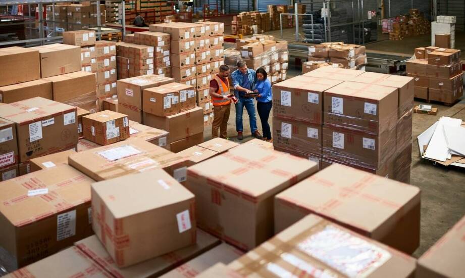 Efektywne zarządzanie magazynem z użyciem maszyn do foliowania pudełek