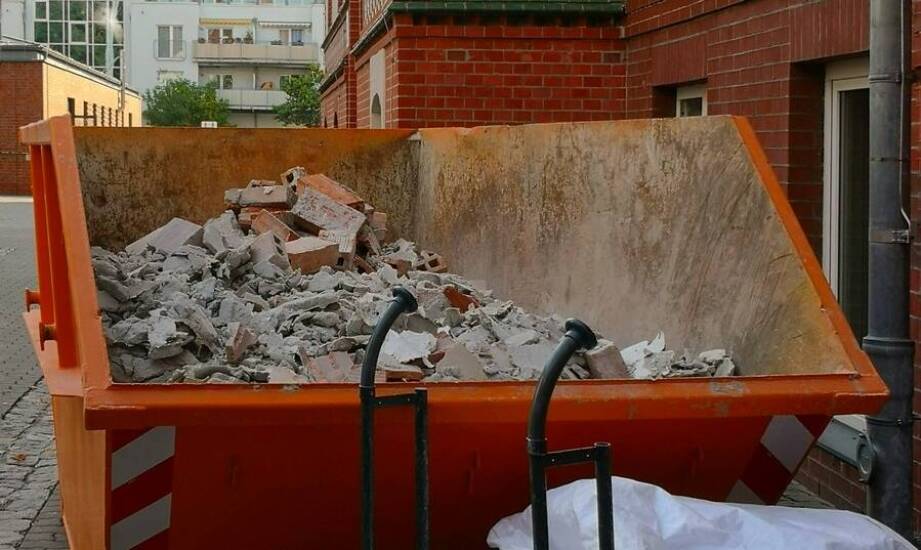 Przewodnik po wynajmie kontenerów na odpady budowlane dla klientów biznesowych