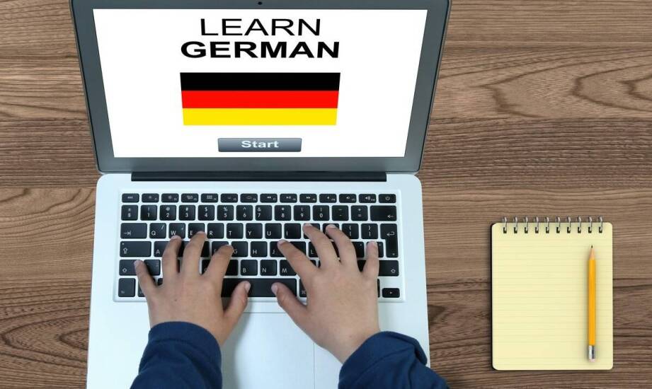 Jak intensywny kurs angielskiego online dla dorosłych wspiera naukę zrozumienia ze słuchu?