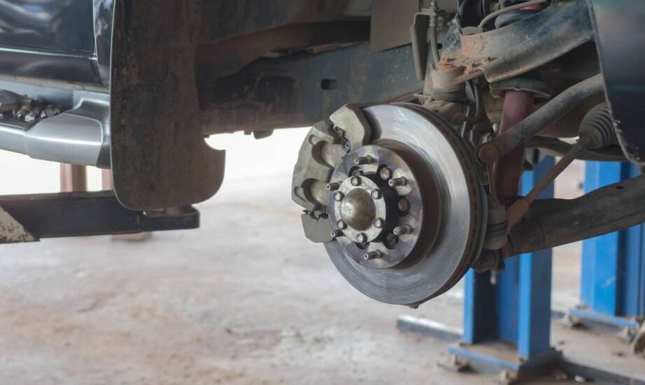 Poradnik: Jak interpretować sygnały z czujnika zużycia klocków hamulcowych?