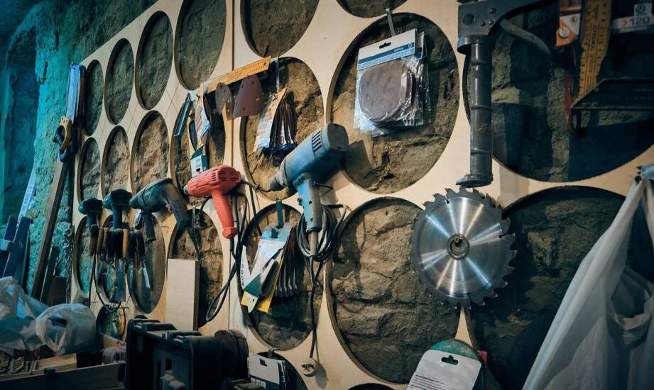 Jakie są najważniejsze cechy narzędzi dla instalatorów pod kątem ergonomii?