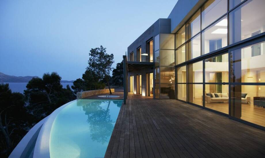 Jakie akcesoria uzupełniające warto mieć przy oświetleniu basenu?