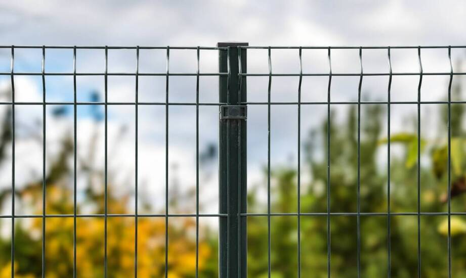 Jakie są zalety stosowania siatek ogrodzeniowych na dużych posesjach?