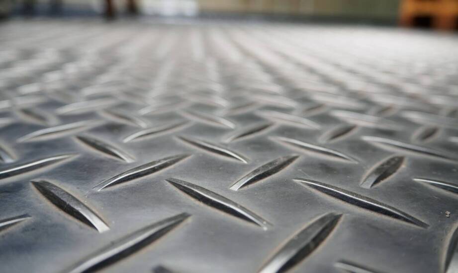 Różnorodność wzorów i kolorów mat antypoślizgowych na schody