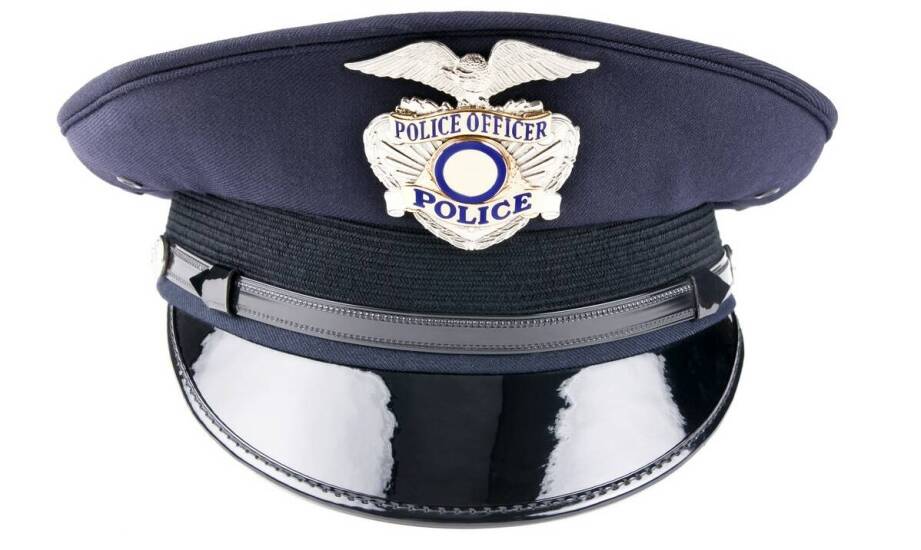 Jakie funkcje pełnią dodatki do mundurów policyjnych oferowane przez sklepy mundurowe?