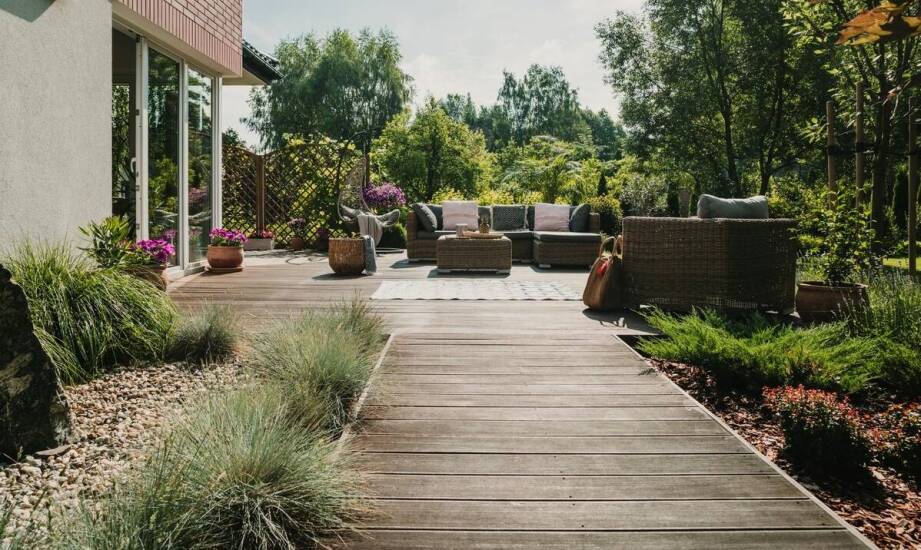 Różnorodność stylów stołów piknikowych z ławkami – jak dobrać odpowiedni do swojej przestrzeni?