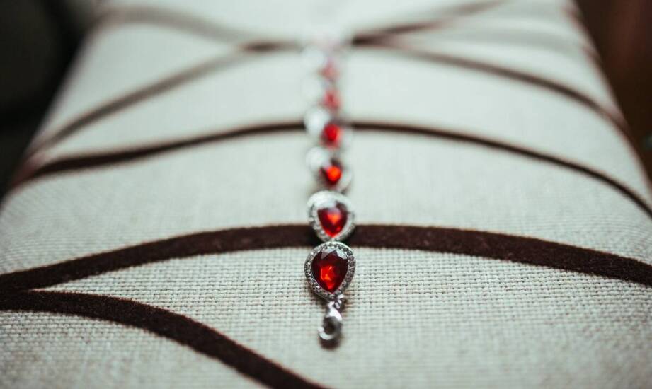 Szafir jako element biżuterii ślubnej: wyjątkowe pierścionki