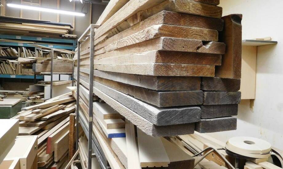 Dlaczego drewno z tartaku jest idealne do projektów remontowych?