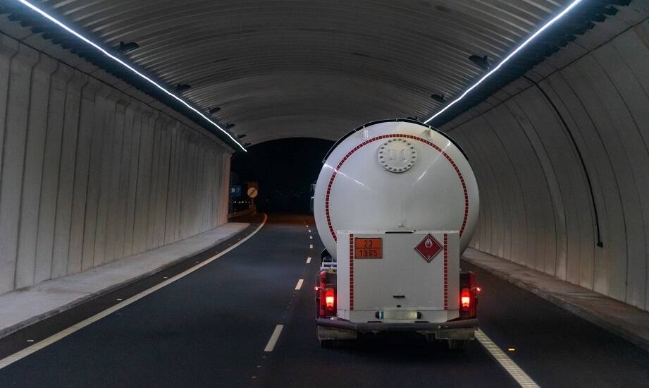 Jakie są wyzwania związane z transportem gazów skroplonych?