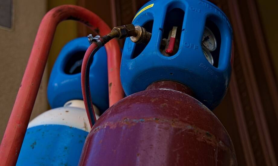 Przewodnik po gazach spawalniczych: jakie są i do czego służą?
